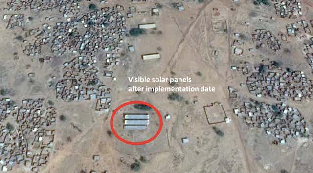 Exemple de panneaux solaires (en bas) alimentant un mini-réseau électrique  dans le village de Ziga, dans le nord du Burkina Faso. 