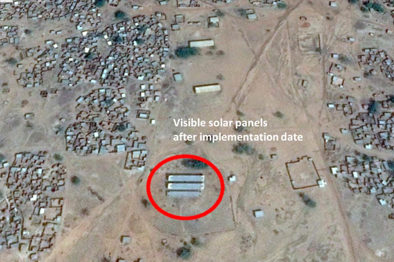 Exemple de panneaux solaires (en bas) alimentant un mini-réseau électrique dans le village de Ziga, dans le nord du Burkina Faso.