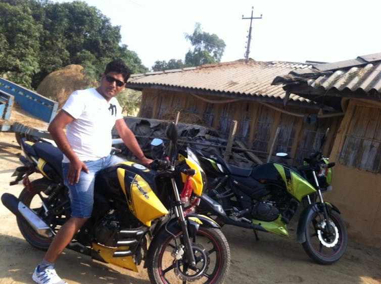 Un jeune Népalais poste des photos de sa moto sur Facebook après son retour du Qatar. Ram Yadav, Facebook, 2013, Fourni par l'auteur