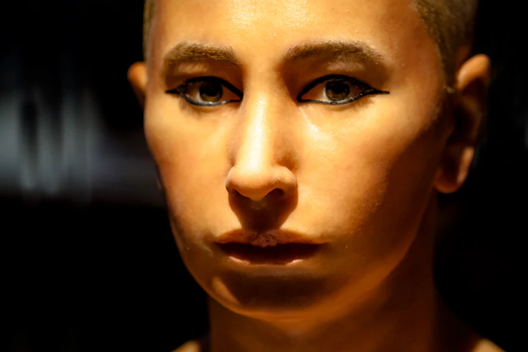 Gros plan sur le visage reconstitué de Toutankhamon
