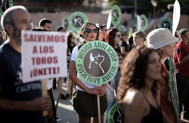 Un millier de manifestants anti-tauromachie se sont rassemblés devant les arènes de Las Ventas, à Madrid, pour demander l'abolition de la corrida en Espagne, le 24 septembre 2022.