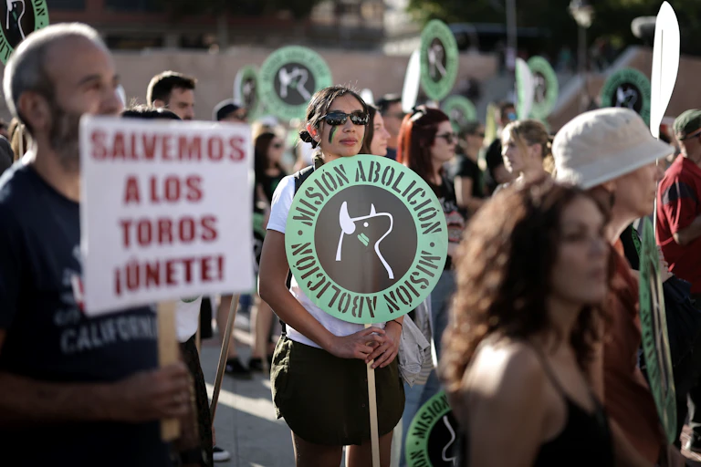 Un millier de manifestants anti-tauromachie se sont rassemblés devant les arènes de Las Ventas, à Madrid, pour demander l'abolition de la corrida en Espagne, le 24 septembre 2022.