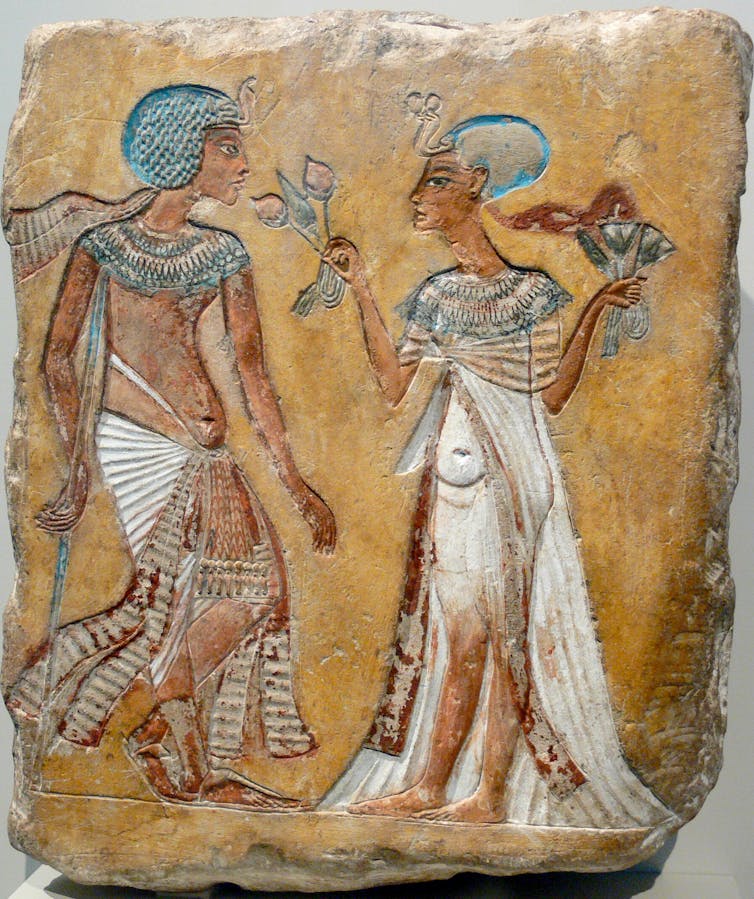 Stèle montrant Toutankhamon appuyé sur une canne avec son épouse et sœur Ankhesenamon