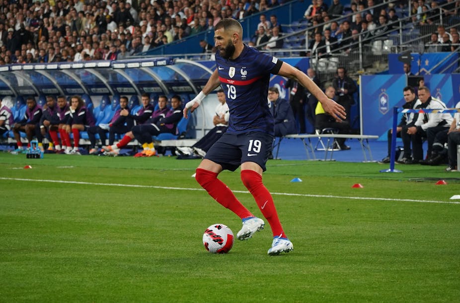 Karim Benzema en train de contrôler son ballon.