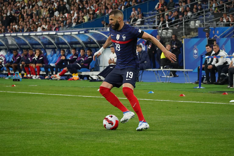 Karim Benzema en train de contrôler son ballon.