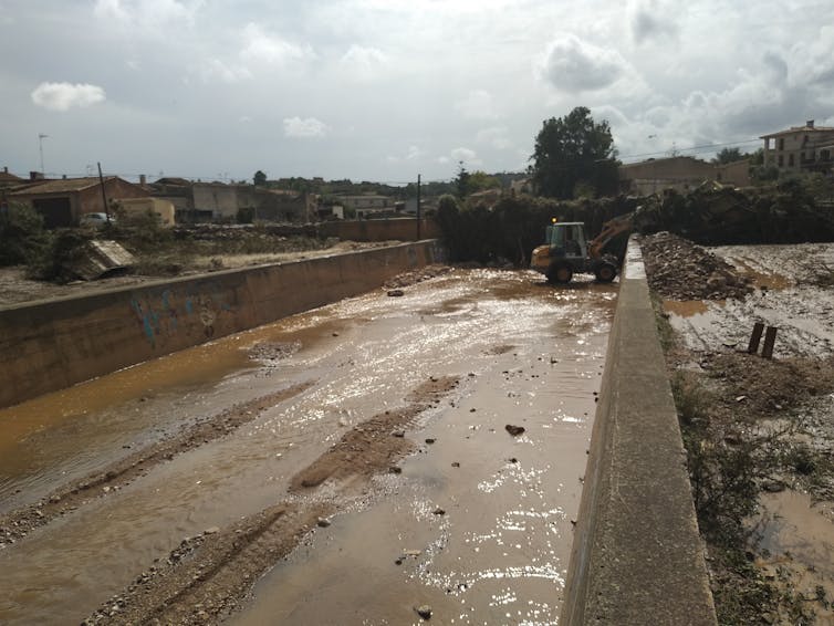 Cauce inundado con aguas marrones