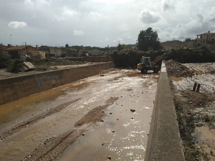 Cauce inundado con aguas marrones