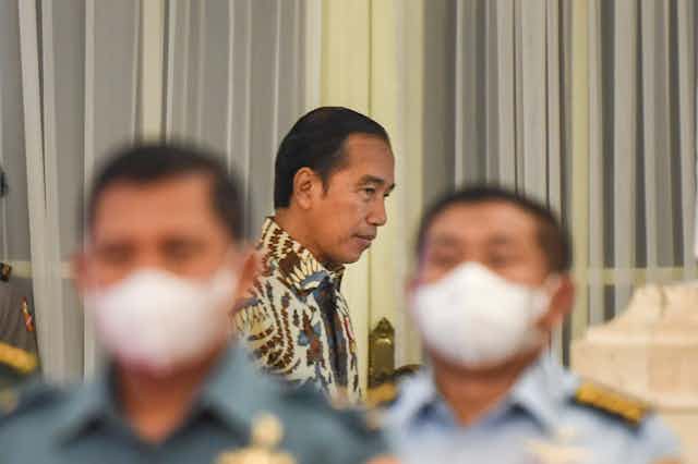 Presiden Joko Widodo bersiap memberikan pengarahan kepada peserta Program Pendidikan Reguler Angkatan (PPRA) 63 dan 64 Lemhanas Tahun 2022 di Istana Negara, Jakarta, Rabu, 12 Oktober 2022. 