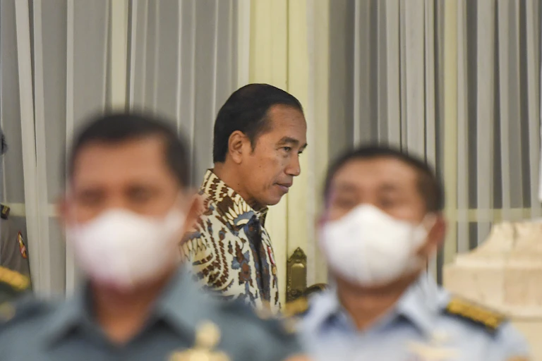 Presiden Joko Widodo bersiap memberikan pengarahan kepada peserta Program Pendidikan Reguler Angkatan (PPRA) 63 dan 64 Lemhanas Tahun 2022 di Istana Negara, Jakarta, Rabu, 12 Oktober 2022.