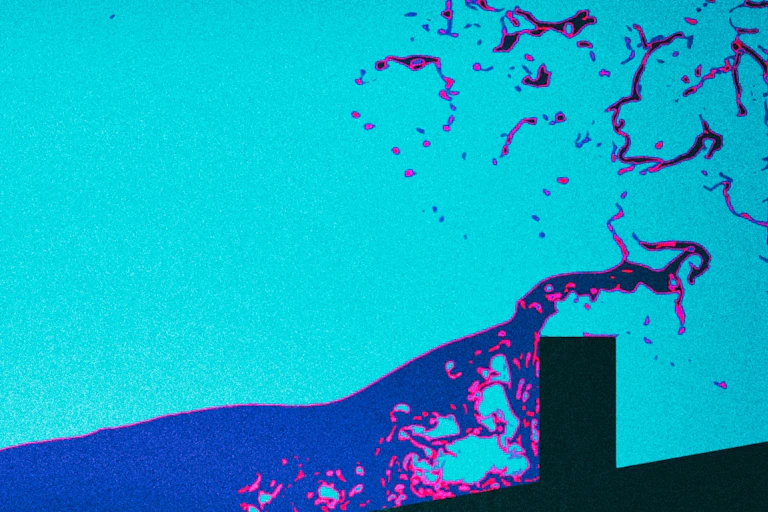 vague et zones de fortes pressions sur une structure en béton en noir