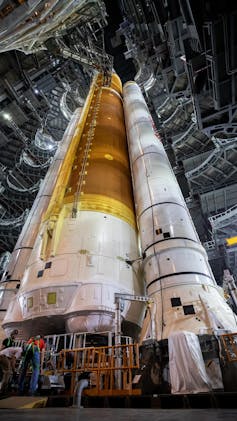 La fusée SLS dans son hangar, vue d’en bas