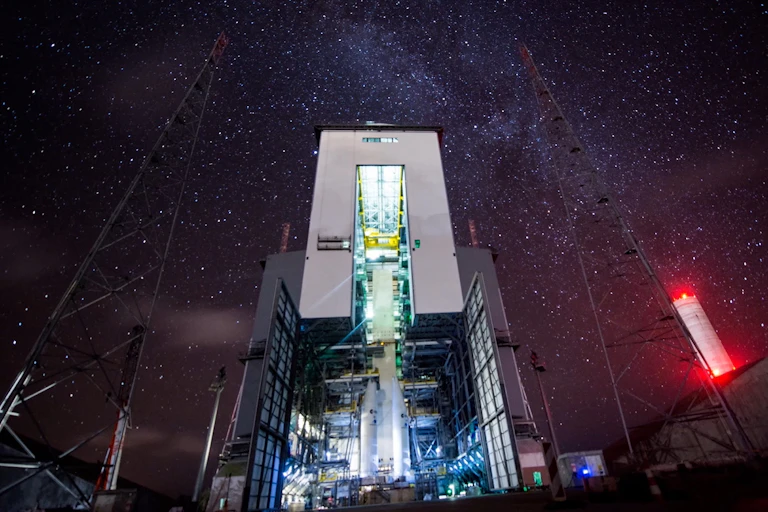 sous les étoiles, hangar abritant une fusée.