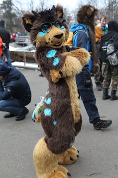 Seseorang mengenakan Fursuits