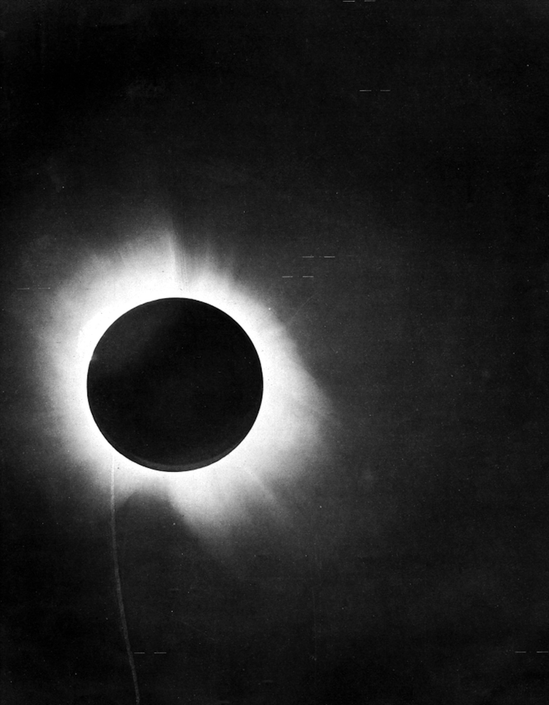 Photo en noir et blanc d'une éclipse de soleil de 1919