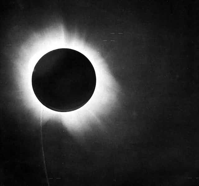 Photo en noir et blanc d'une éclipse de soleil de 1919
