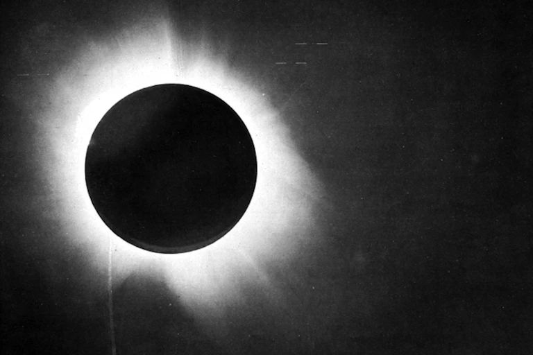 Photo en noir et blanc d'une éclipse de soleil de 1919