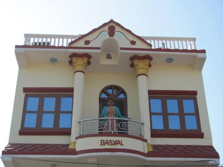 La maison construite en « dur » sur plusieurs étages dans la région de Pokhara, au Népal, témoigne d’un parcours de migration réussi pour cette famille. Elle a été construite grâce à Nripesh Basyal qui est resté treize années au Qatar avant de rentrer au Népal pour y monter une entreprise de transport. Nripesh Basyal, 2016/Facebook, Fourni par l'auteur