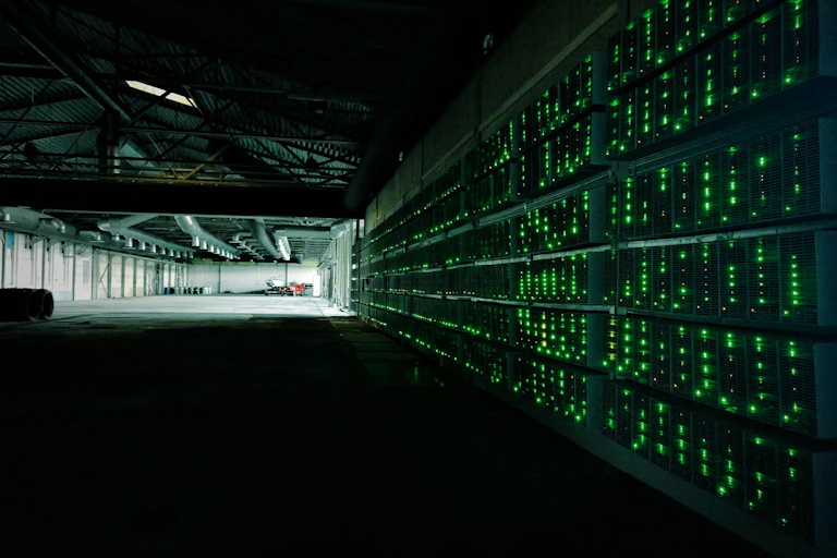 Hangar sombre avec les lumière de nombreux serveurs informatiques empilées