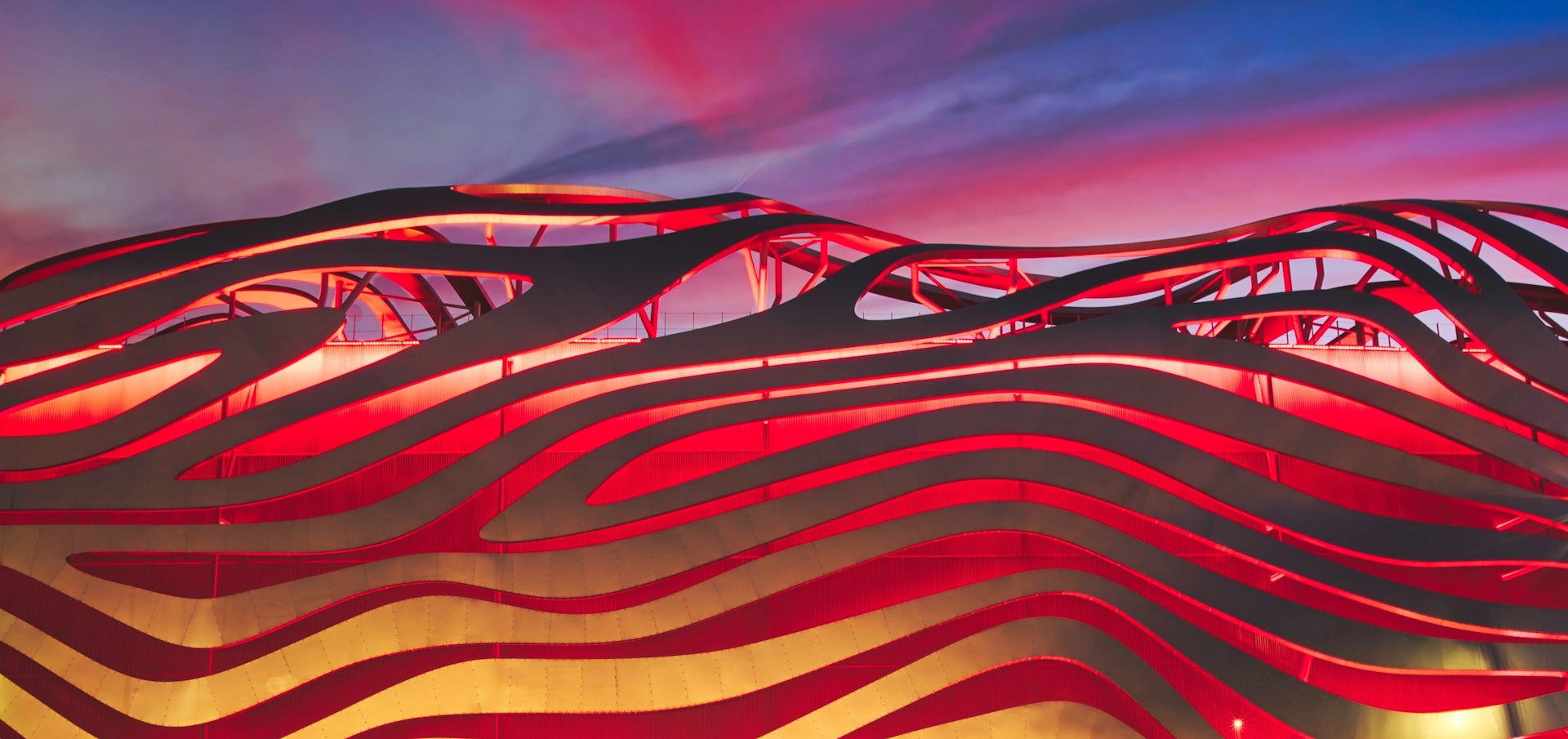 Un bâtiment avec des surstructures en vagues