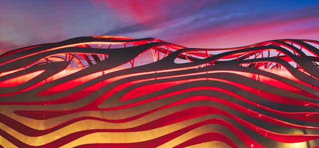 Un bâtiment avec des surstructures en vagues