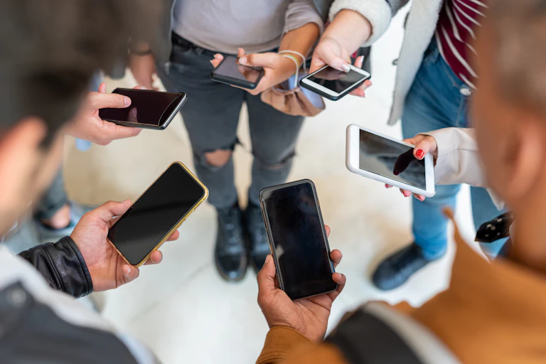 Un groupe d'adolescents, où chacun est sur son portable