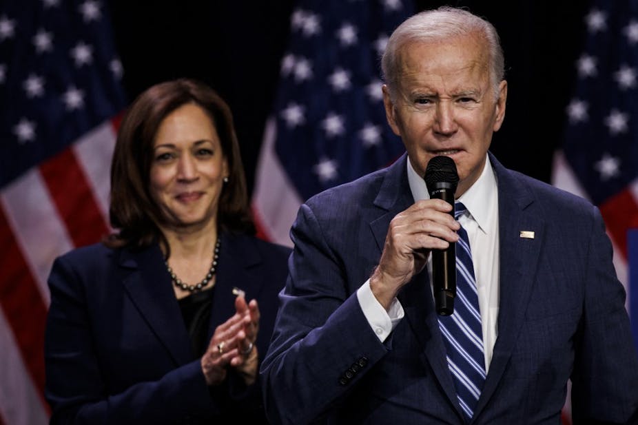 Joe Biden et Kamala Harris devant des drapeaux américains