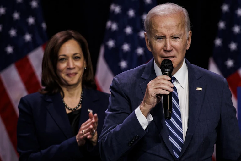 Joe Biden et Kamala Harris devant des drapeaux américains