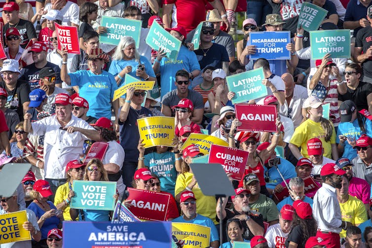 Multitud de personas con sombreros de 'Make America Great Again' y sosteniendo carteles en los que se lee 'Latinos for Trump', 'Vote vote vote' y 'Save America'