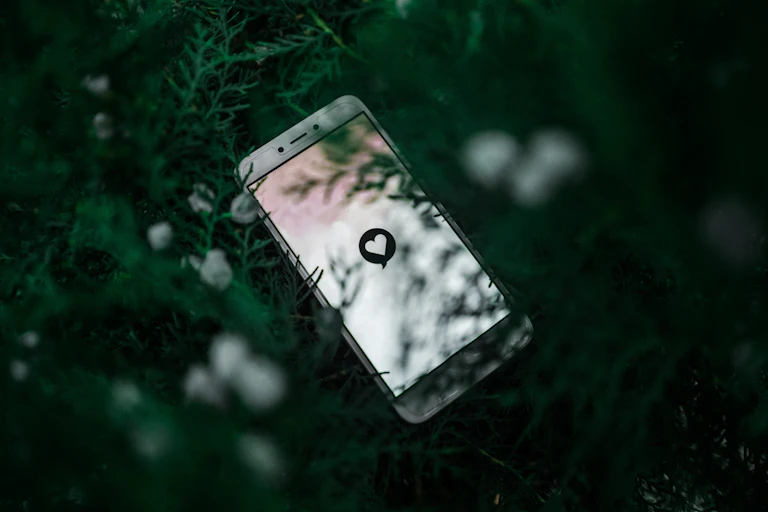 Sebuah layar hape (smartphone) yang menunjukkan lambang cinta sebagai simbol aplikasi kencan daring seperti Tinder dan Bumble.