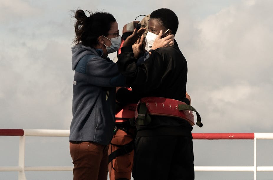 Une jeune femme rescapée du Ocean Viking s'apprête à quitter le navire humanitaire pour un lieu temporaire d'accueil en France. Les 234 personnes ont été prises en charge par les secours le 10 novembre après trois semaines d'errance.