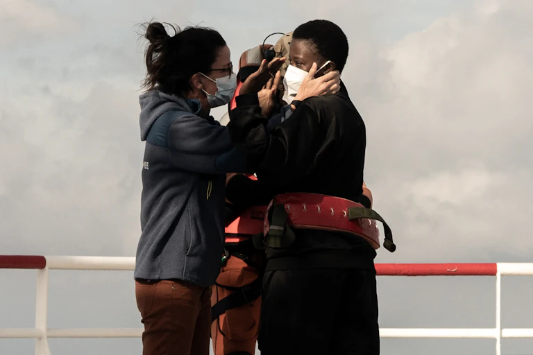 Une jeune femme rescapée du Ocean Viking s'apprête à quitter le navire humanitaire pour un lieu temporaire d'accueil en France. Les 234 personnes ont été prises en charge par les secours le 10 novembre après trois semaines d'errance.