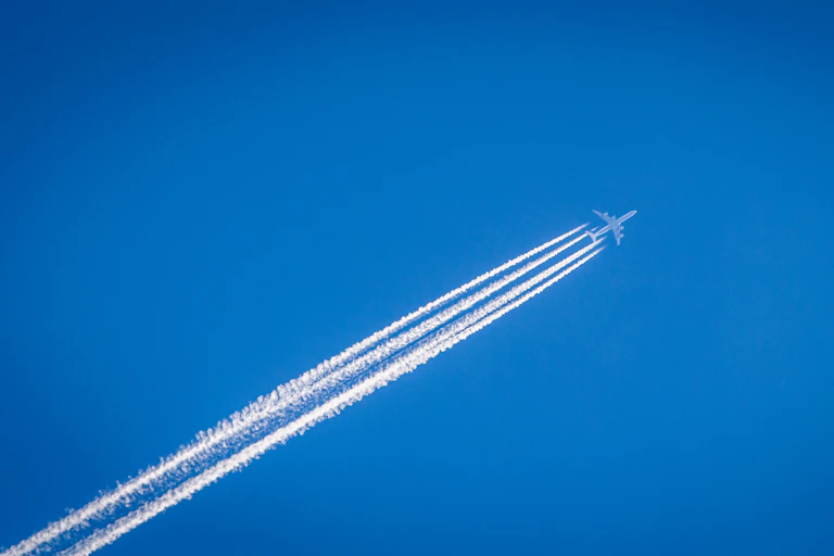 Traces laissées par un avion dans le ciel