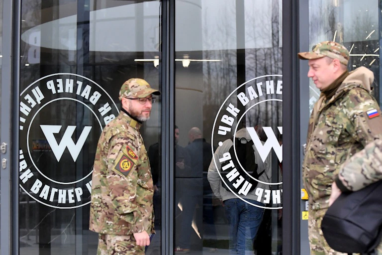 Deux hommes en uniforme de camouflage devant le siège de Wagner à Moscou