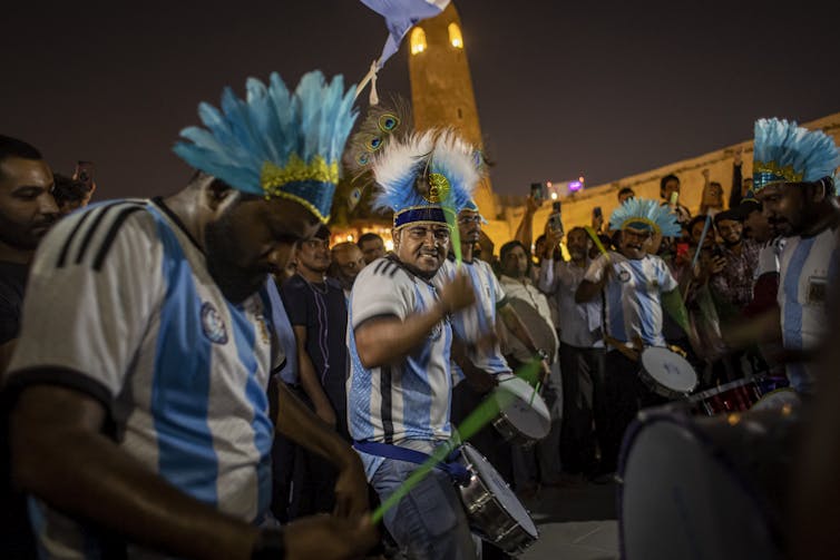 Aficionados argentinos tocando los tambores en Doha, Catar, antes de la Copa Mundial de la FIFA 2022