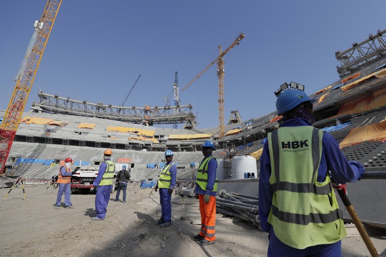 Trabajadores en el estadio de Lusail en Qatar