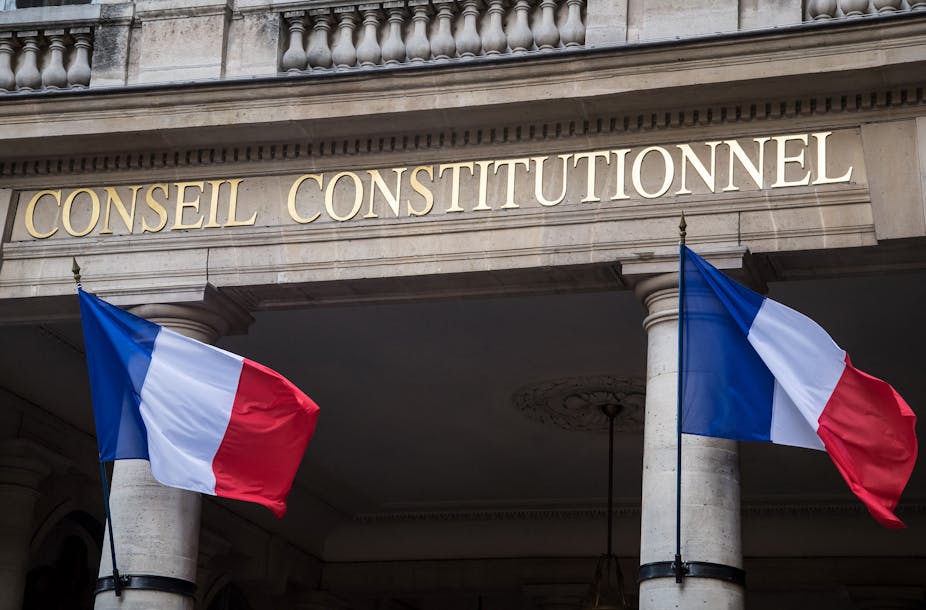 Une photo prise le 15 octobre 2018 montre des drapeaux français devant le siège du Conseil constitutionnel français à Paris.