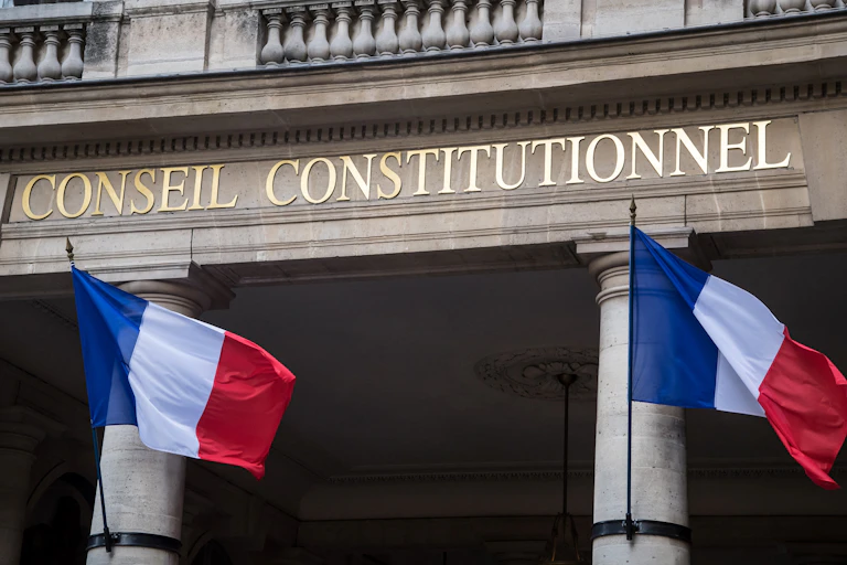 Une photo prise le 15 octobre 2018 montre des drapeaux français devant le siège du Conseil constitutionnel français à Paris.