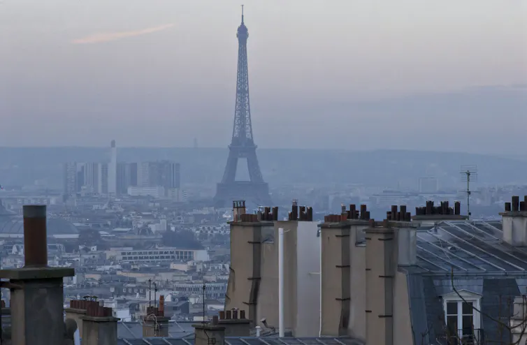 tour eiffel au loin dans un ciel pollué