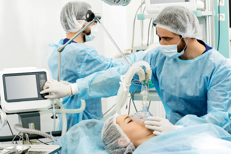 Anesthésiste s’occupant d’un patient