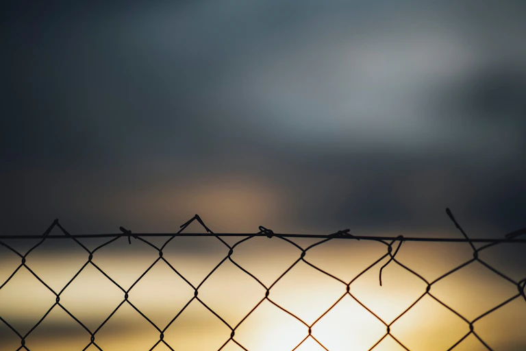 Les nuances et spécificités concernant le délit qui sanctionne les propos tenus à l'encontre d'une communauté religieuse en particulier dans l'espace public sont parfois complexes à saisir.