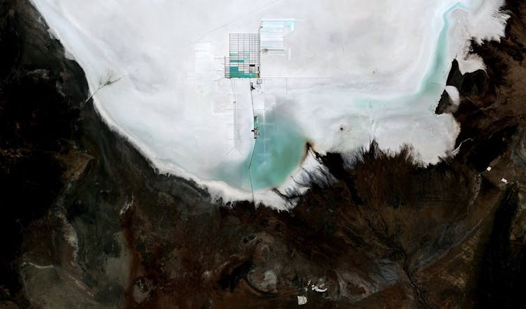 Vue aérienne d’une mine de lithium dans le Salar de Uyuni, en Bolivie