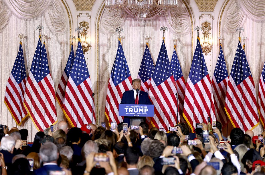 Donald Trump prononce un discours devant des drapeaux américains