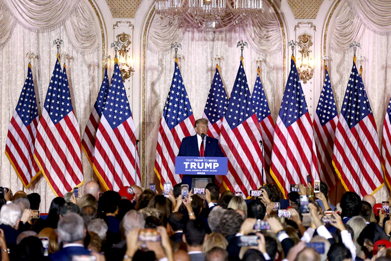 Donald Trump prononce un discours devant des drapeaux américains