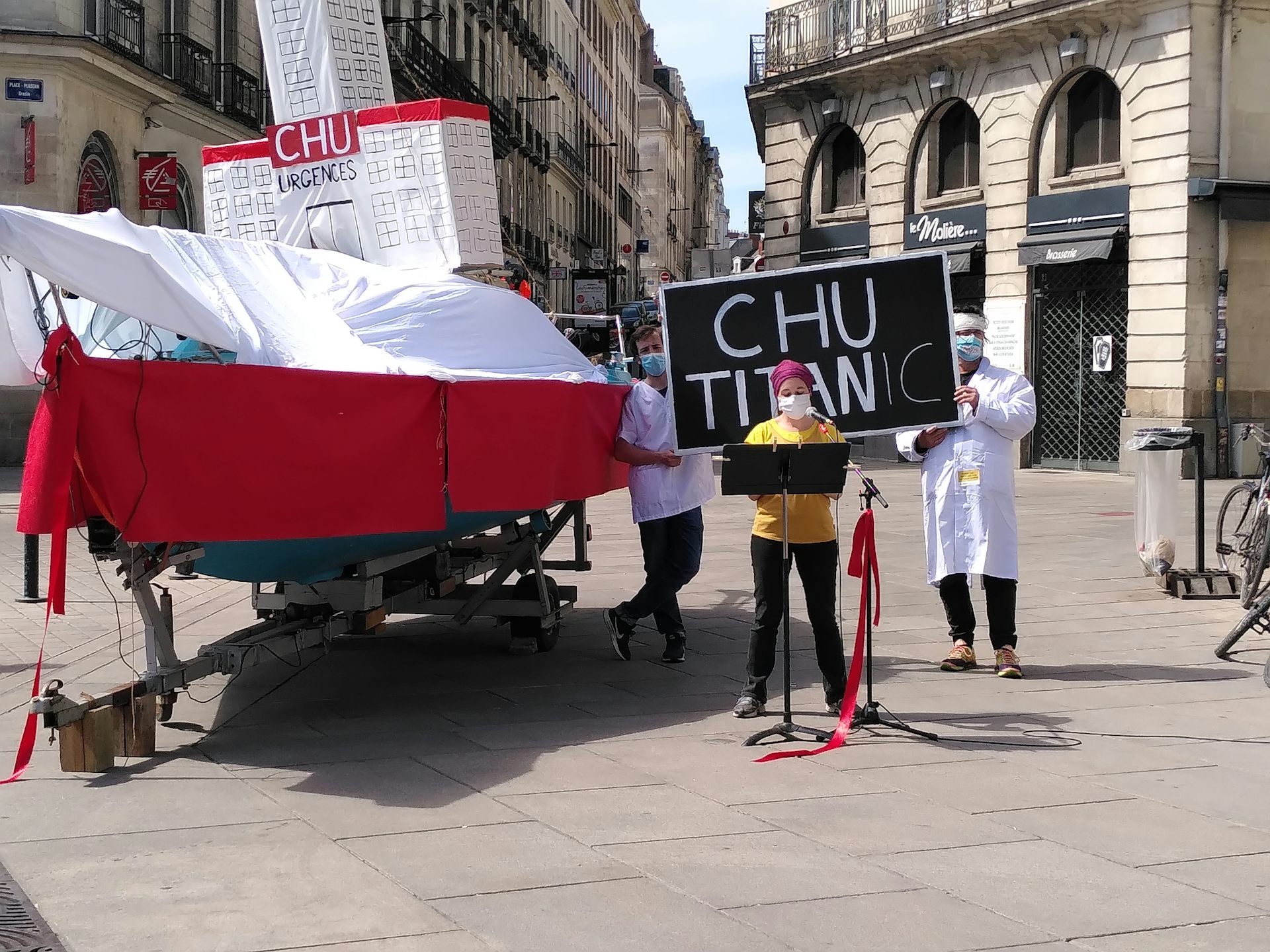 Prise de parole d’une militante dans le cadre d’une mise en scène théatrale du CHU devant le théatre Graslin à Nantes qui dénonce les risques innondations du site d’implantation du futur CHU. Celle ci se déroule à la fin de la patient-walk, une déambulat