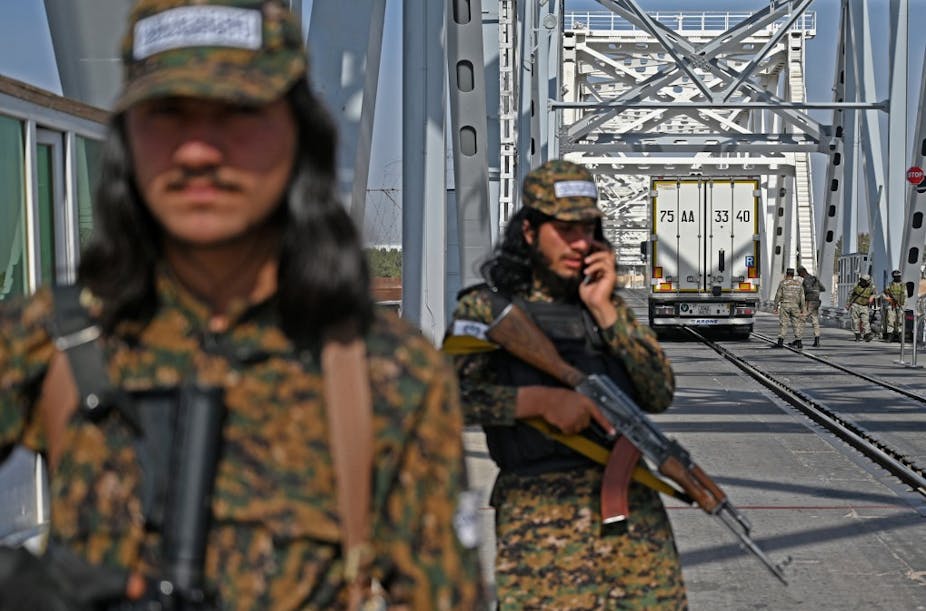 Gardes-frontières talibans et ouzbeks sur un pont 