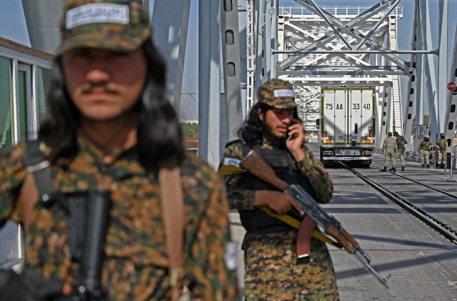 Gardes-frontières talibans et ouzbeks sur un pont