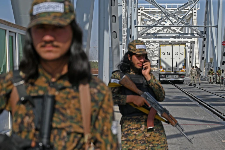 Gardes-frontières talibans et ouzbeks sur un pont