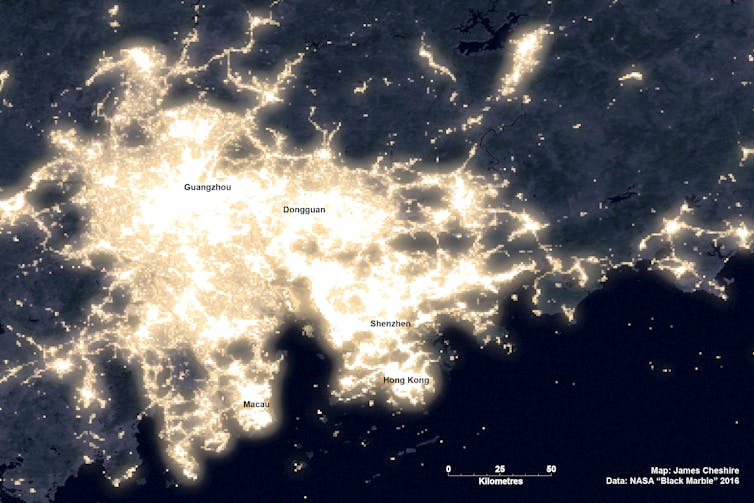 Ένας χάρτης μιας ακτογραμμής που δείχνει εκπομπές φωτός.