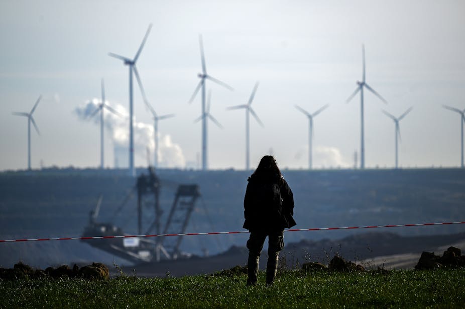 Une personne se tient en hauteur près d'un site d'extraction de lignite