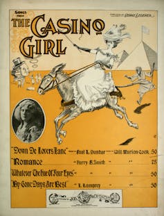 En esta imagen de un póster del musical Casino Girl de 1900, una canción escrita por un hombre negro aparece debajo de una mujer blanca montando a caballo.